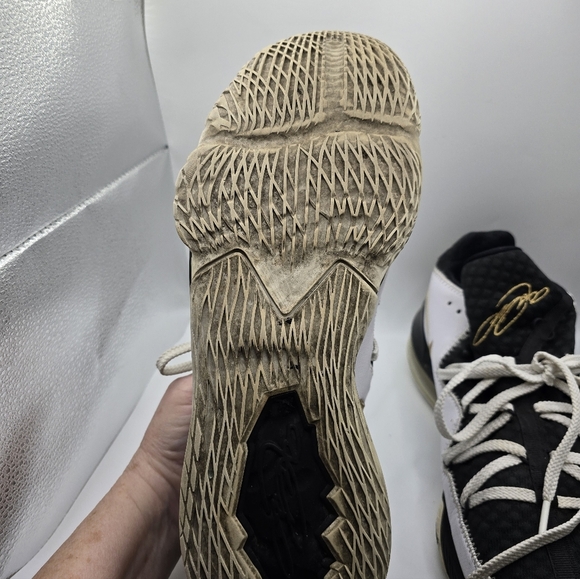 Nike Airmax Lebron 17 Lowtop Metalic Gold Details Black /white Shoes. Mens 13 main image 4